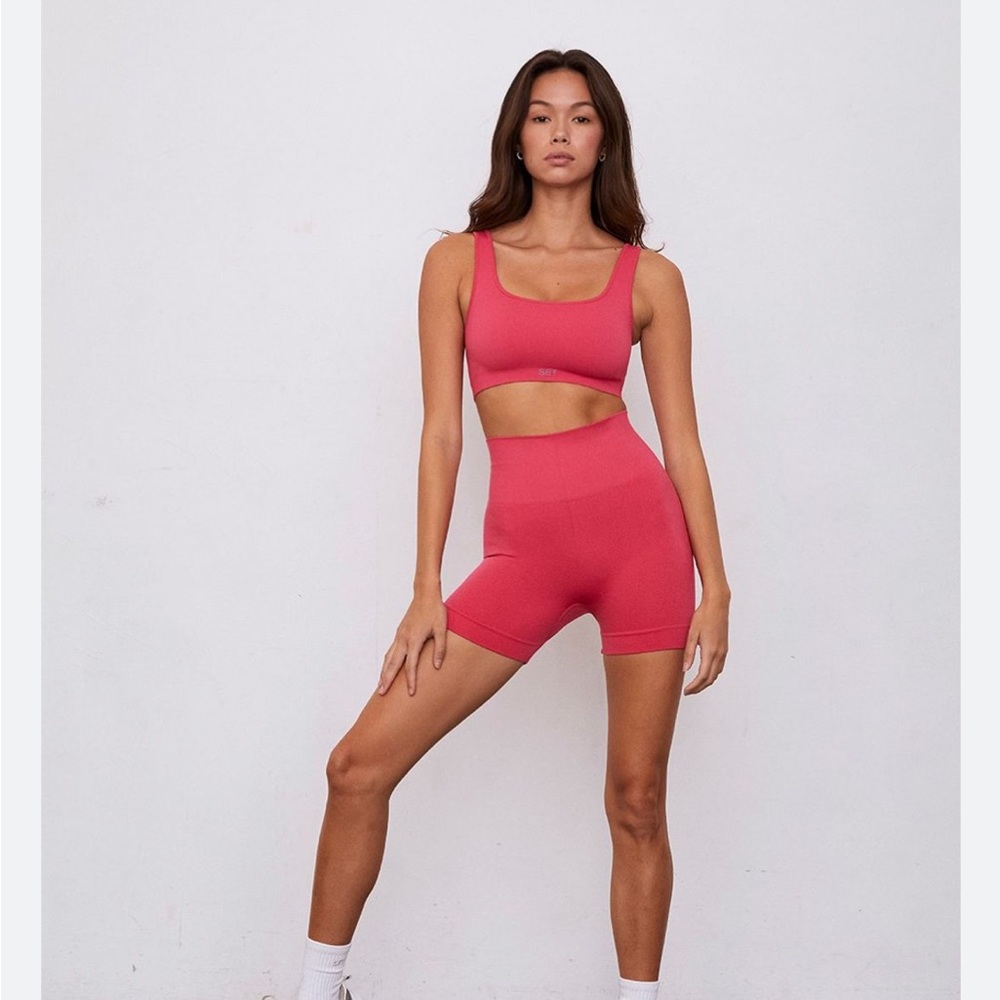 SET ACTIVE sculpt flex box bra and biker short set in punch